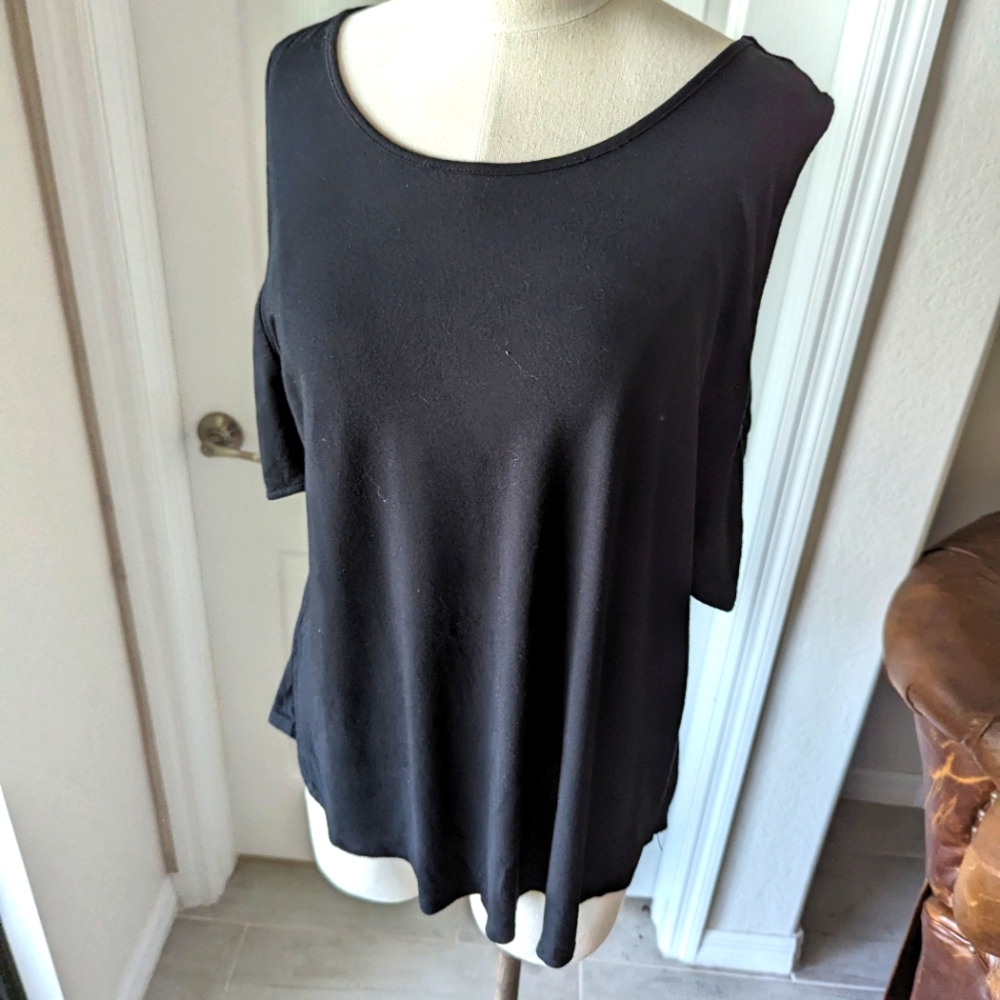 Versona Black Tee With Open Shoulder